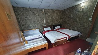 Unser Dreibettzimmer - Nepal Mustang 2024 - Essen und Schlafen