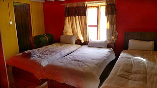 Dreibettzimmer im Yak Donald Hotel - Nepal Mustang 2024 - Essen und Schlafen