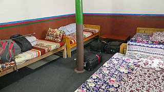 Vierbettzimmer im Lumbini G&auml;stehaus - Nepal Mustang 2024 - Essen und Schlafen