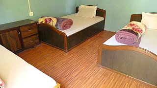 Dreibettzimmer im Braka Guesthouse - Nepal Mustang 2024 - Essen und Schlafen