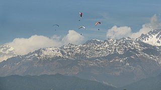Gleitschirmflug im Angesicht des Himalaya - Nepal Himalaya-Panoramen