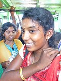 Junge Frau auf dem F&auml;hrboot - Sri Lanka - Land und Leute
