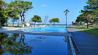 Swimmingpool mit Blick auf das Meer - Sri Lanka - Essen und Schlafen