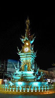 Beleuchteter Clocktower am Abend in Chiang Rai - Nordthailand