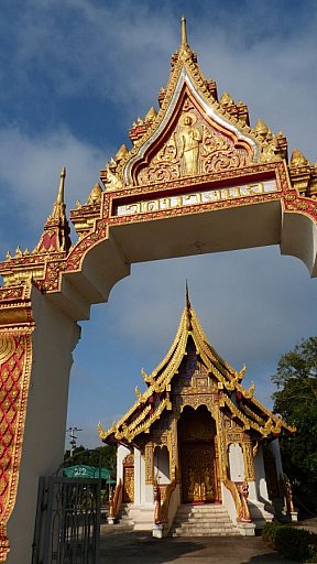 Kleiner Tempel am Stra&szlig;enrand in Chiang Rai - Nordthailand