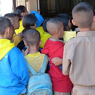 Kinder vor der Zahnarzt-Untersuchung - Nordthailand