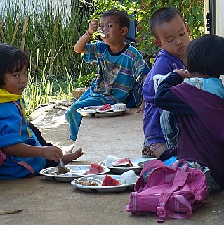 Mittagessen f&uuml;r die Kinder - Nordthailand