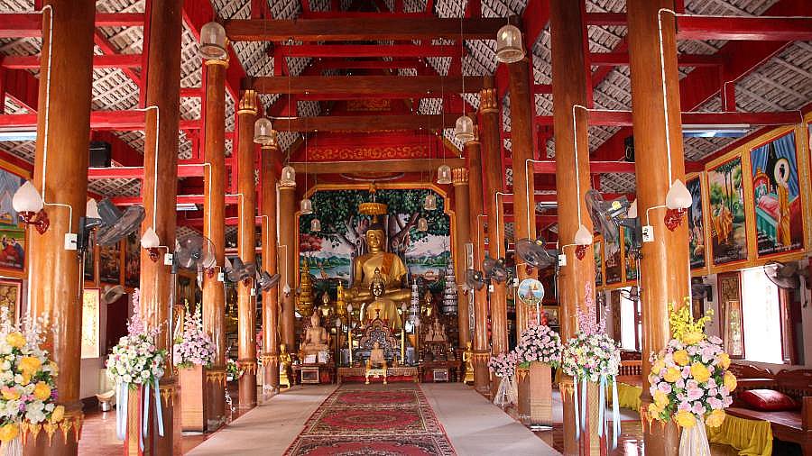 Altarraum des Wat Hadkrai Tempels - Nordthailand