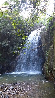 Wasserfall mitten im Berg-Dschungel in Nordthailand - Nordthailand