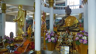 Altarraum im Phra Borommathat Phutthanimit Chedi - Nordthailand