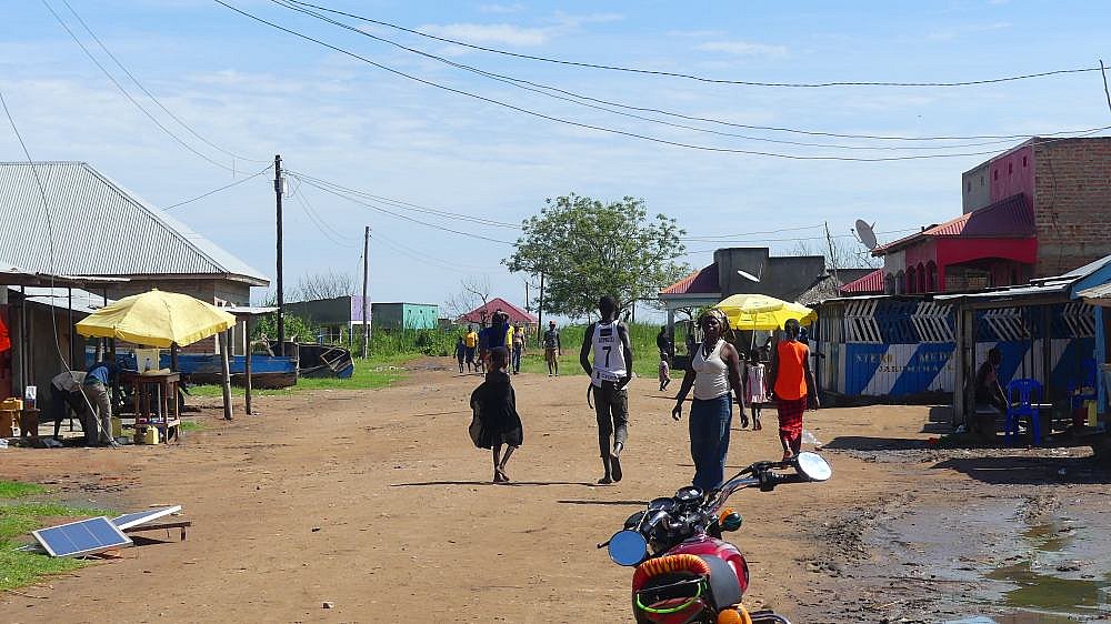 Uferstra&szlig;e in Butiaba am Albertsee - Uganda - Land und Leute