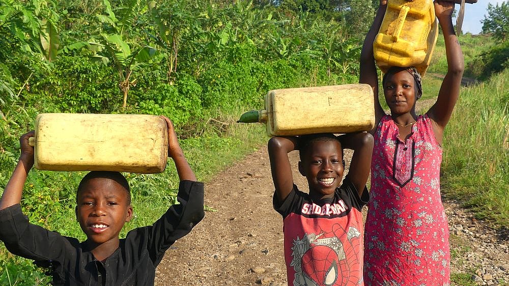 Kinder mit Wasserkanistern - Uganda - Land und Leute