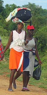 Frauen in Uganda mit Kopflast - Uganda - Land und Leute