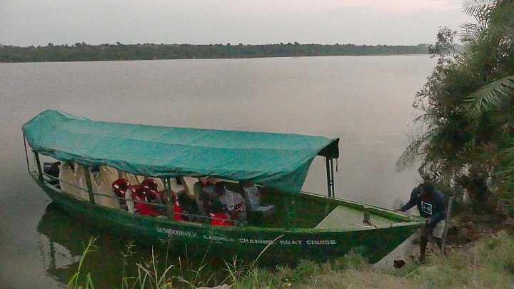F&auml;hrboot am Kazinga Kanal - Uganda - Landschaft