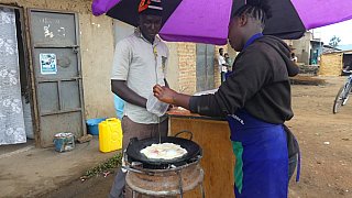 Rolex-Zubereitung am Stra&szlig;enstand - Uganda - Schlafen und Essen