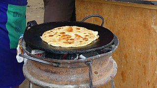 Rolex - Roll of Eggs am Stra&szlig;enstand - Uganda - Schlafen und Essen