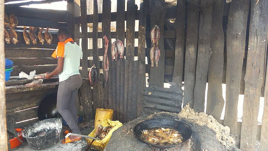 Fisch fritieren, kochen und r&auml;uchern - Uganda - Schlafen und Essen