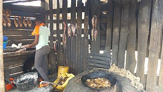 Fisch fritieren, kochen und r&auml;uchern - Uganda - Schlafen und Essen