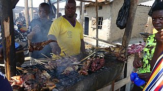 Ziegenfleisch grillen - Uganda - Schlafen und Essen