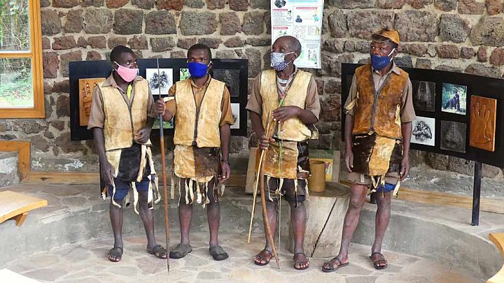 Batwa-M&auml;nner - Uganda - Land und Leute