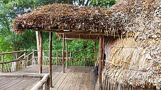 Vordach und Holzterrasse des G-Domes - Uganda - Schlafen und Essen