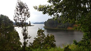 Blick &uuml;ber den Lake Bunyonyi vom G-Dome - Uganda - Schlafen und Essen