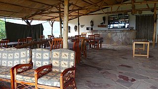 Restaurant und Lobby im Eagle's Nest - Uganda - Schlafen und Essen