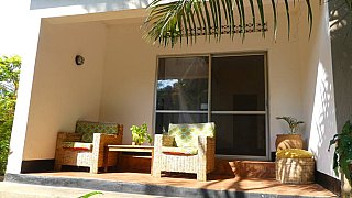 Terasse am Zimmer im Via Via G&auml;stehaus - Uganda - Schlafen und Essen