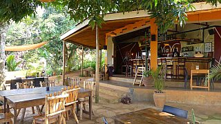 Restaurant und Cafe im Via Via G&auml;stehaus in Entebbe - Uganda - Schlafen und Essen