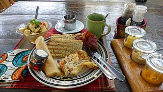 Fr&uuml;hst&uuml;ck im Via Via G&auml;stehaus - Uganda - Schlafen und Essen