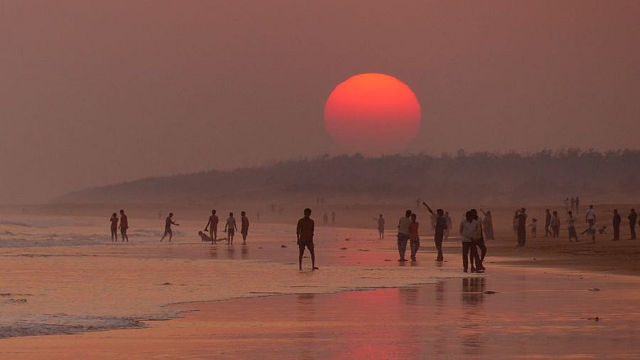 Rotglühender Sonnenuntergang am Strand von Puri - Chhattisgarh: Landschaft