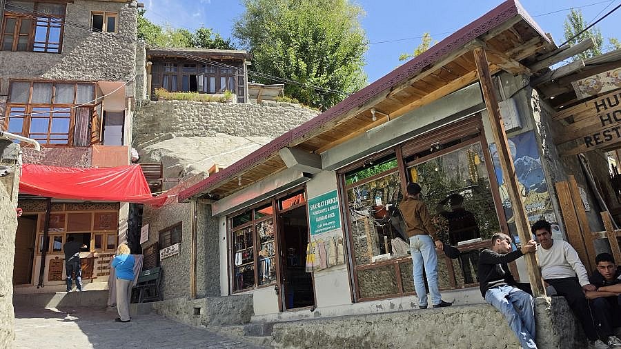 Gasse durch die Altstadt von Karimabad - Nord-Pakistan: Land und Leute