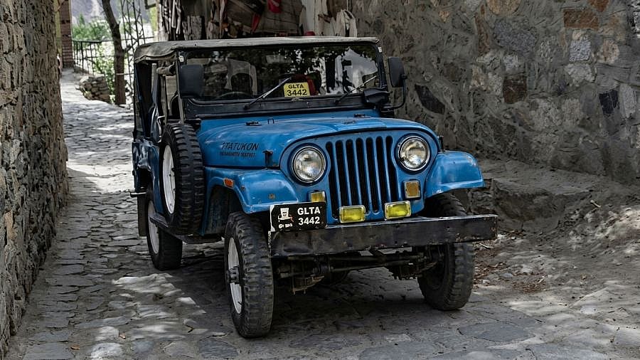Willys Jeep in der Altstadt von Karimabad - Nord-Pakistan: Land und Leute