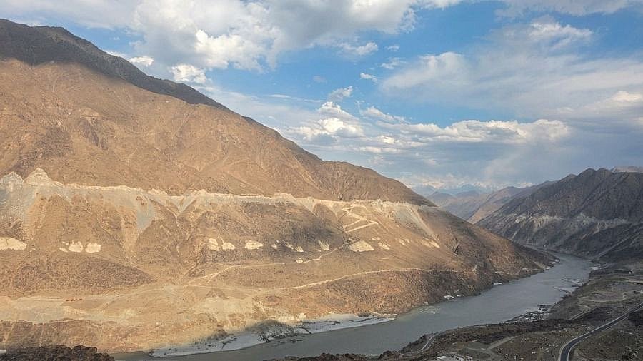 Schneebedeckte Berge im Hintergrund - Nord-Pakistan: Landschaft