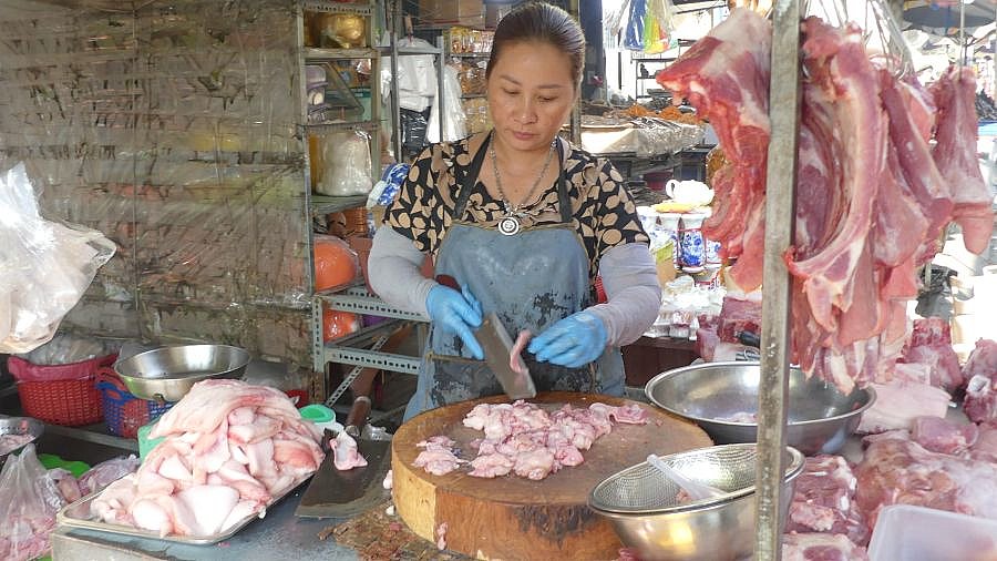 Fleischverkäuferin auf dem Binh Tay-Bazar - Mekong-Delta - Land und Leute