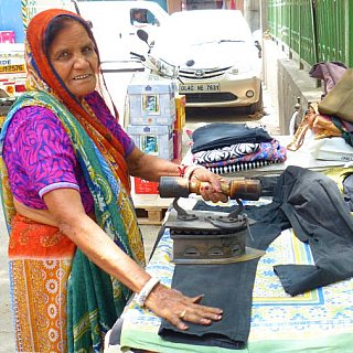 Büglerin im Bazar-Viertel von Karol Bagh in Delhi - Delhi: Land und Leute