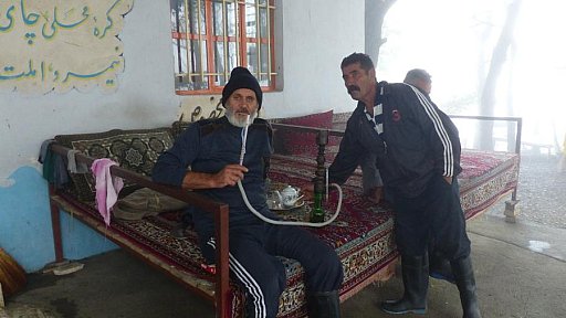 Wasserpfeife rauchender Iraner - Nord-Iran: Land und Leute