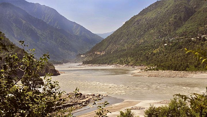 Karakorum Highway trifft auf Indus - Nord-Pakistan: Landschaft