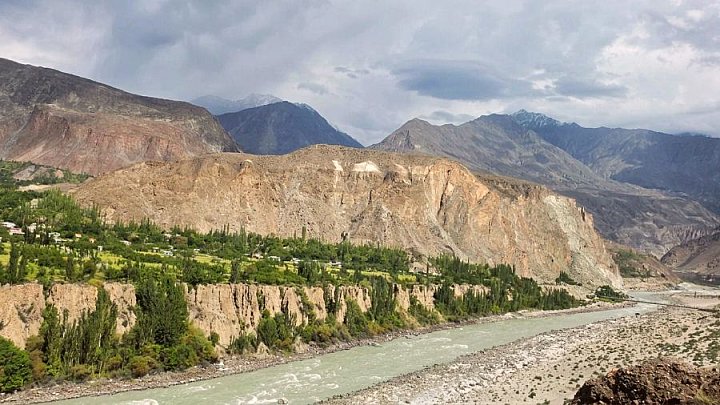 Blick auf den Hunza-Fluss - Nord-Pakistan: Landschaft