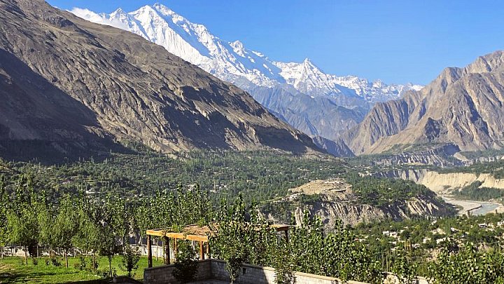 Blick über Karimabad, den Hunza-Fluss und Rakaposhi - Nord-Pakistan: Landschaft