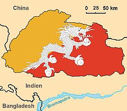 Umrisskarte von Bhutan mit Nachbarländern und der Flagge von Bhutan mit dem Schneelöwen